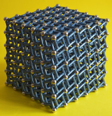 Куб со сложным устройством граней